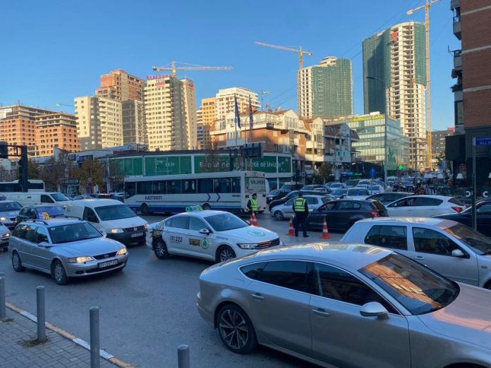 Vazhdon testimi i qarkores njëkahëshe për automjetet në Prishtinë