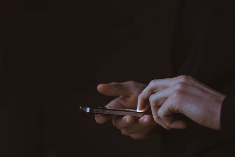 Mitrovicasi e raporton në Polici fqinjin që e fotografon sa herë del nga shtëpia