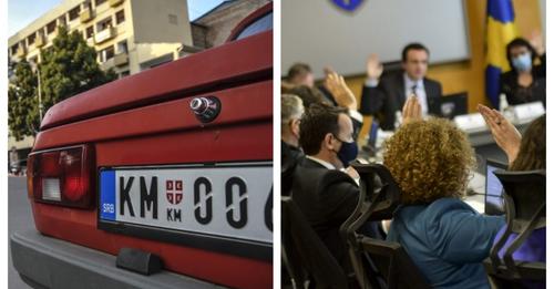 Opozita kritikon qeverinë, vlerëson se vendimi për targat rrezikon partneritetin me ShBA-në