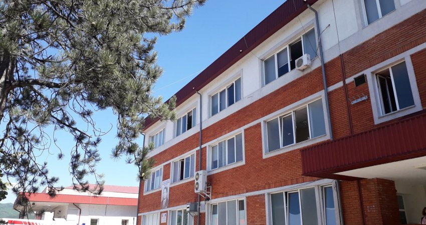 Pesë u rrahën, dy përfunduan në spital