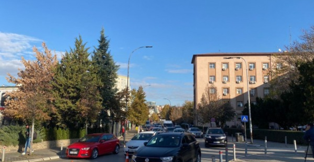 ​Vazhdon testimi në qarkoren njëkahëshe për automjetet në Prishtinë