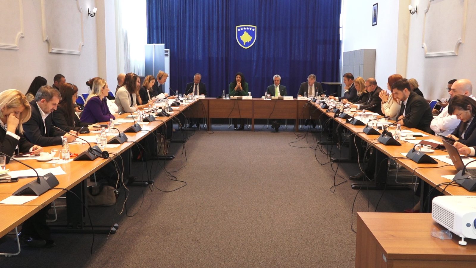 Bislimi mburret sërish me Raportin për vendin: Rritja ekonomike evidente, vendet e punës s’shihen në shesh