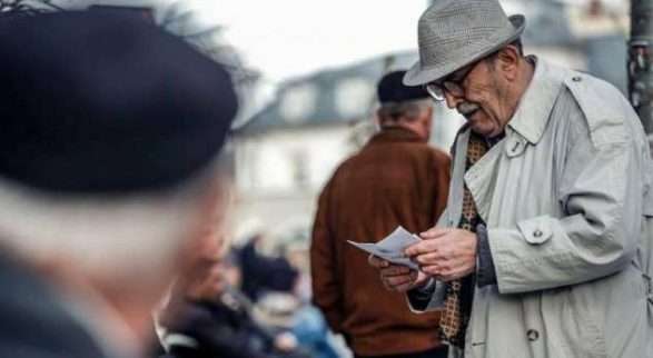 Nesër del pagesa e pensioneve me 100 euro shtesë
