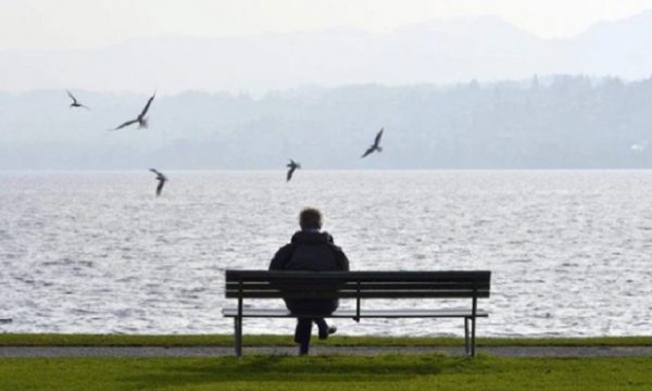 40% e popullatës në Zvicër ndihet e vetmuar, ekspertët të shqetësuar