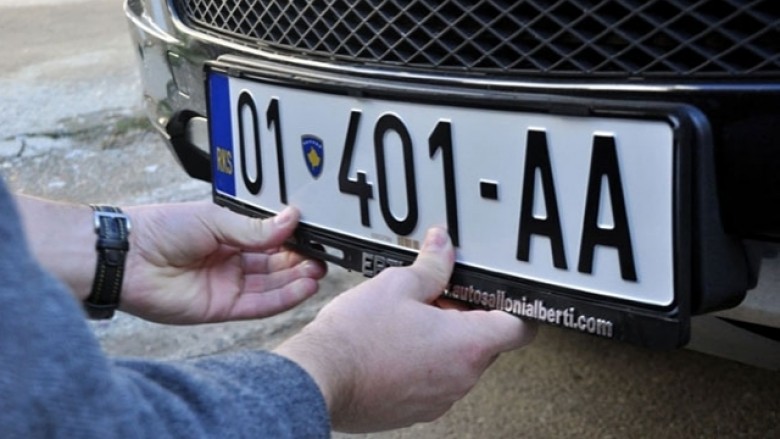 12 orë na ndajnë nga masat e reja për targat, qeveria s’e përmend si mburrje