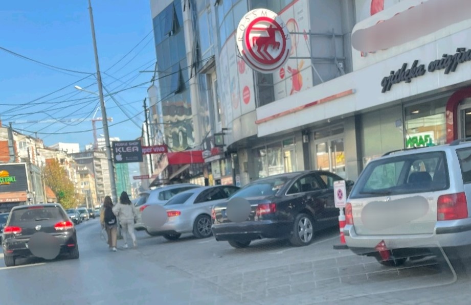 Për dy ditë policia në Ferizaj gjobitë 130 shofer për parking të parregullt