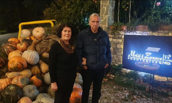 Publikohen fotografitë e çiftit: Ky dyshohet të jetë burri që e vrau gruan me sëpatë