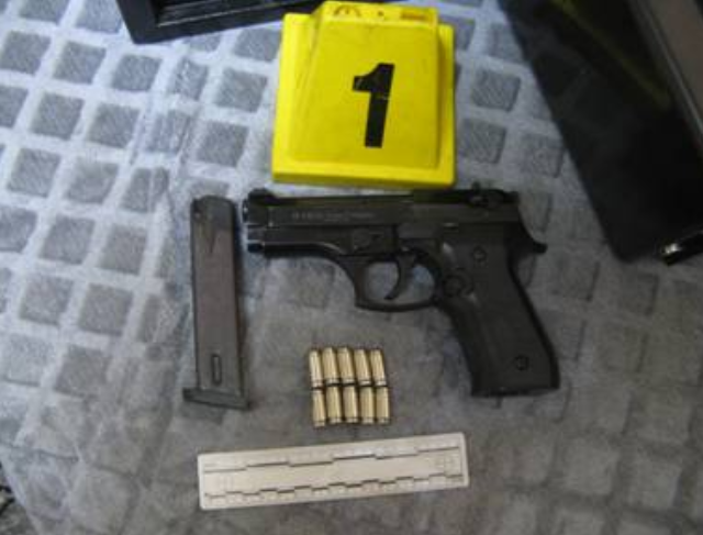 I konfiskohet një gruaje arma me tetë fishekë