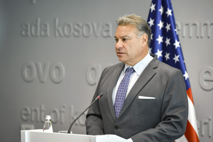 Escobar: Kosova të përmbushë kërkesat për targat dhe Asociacionin e komunave me shumicë serbe