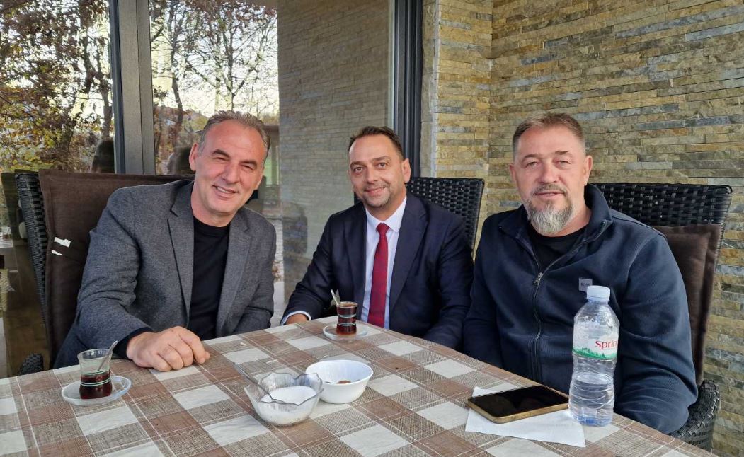 “Një pasdite, çaj me miq”, Limaj takohet me Lushtakun, a po bëhen bashkë miqtë e vjetër?