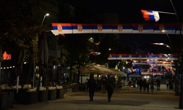 Pjesa veriore e Mitrovicës stërmbushet me flamuj të Serbisë