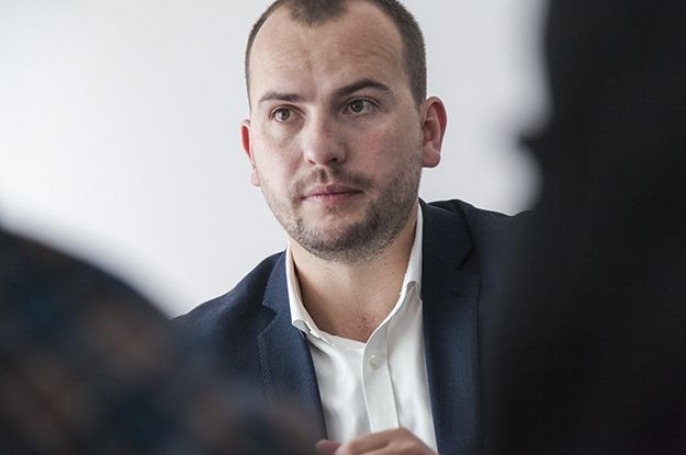 “Nëna rriti e vetme 6 fëmijë”, Qëndron Kastrati rrëfen historinë e jetës së tij (Video)