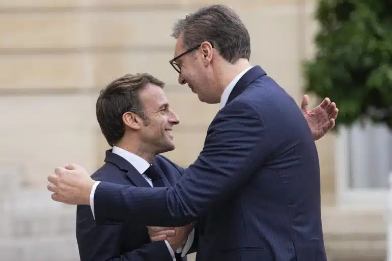 Vuçiq takohet me Macronin në Paris