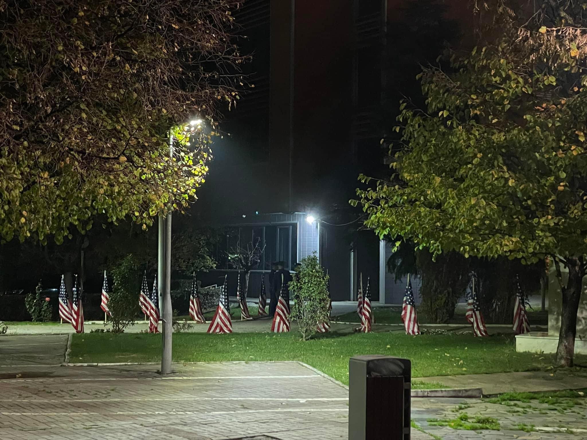 Oborri i Qeverisë së Kosovës mbushet me flamuj të Amerikës pas kundërshtimit të Kurtit për t’i përfillur kërkesat e Uashingtonit
