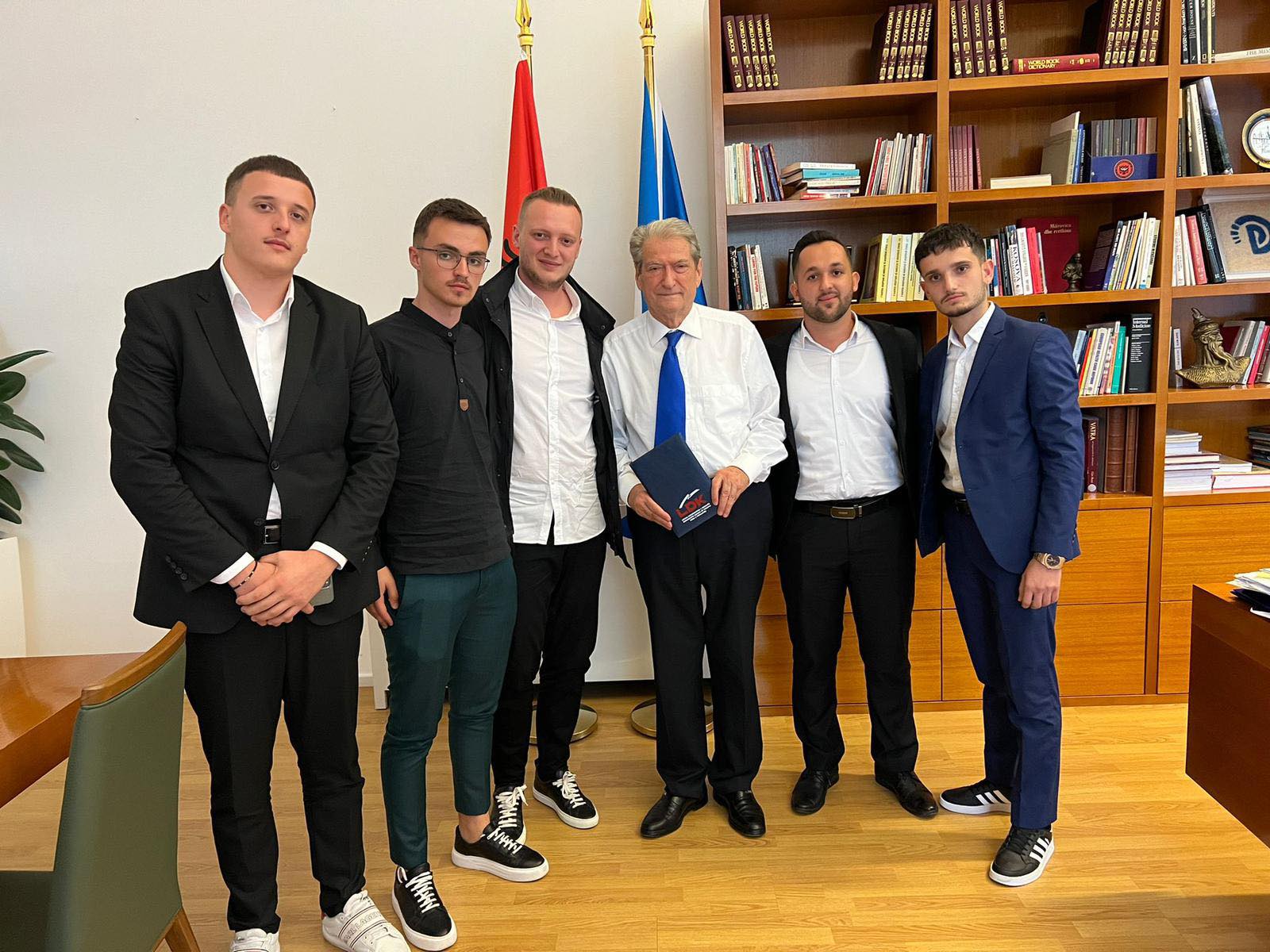 Sali Berisha pret në takim disa të rinj nga Llapi, pjesë e rinisë së LDK-së!