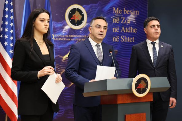 Qeveria qe 20 muaj i ka mbajtur peng të punësuarit në sektorin publik dhe në fund i kalon dy ligje që e vrasin shpresën e secilit zyrtar në administratën publike