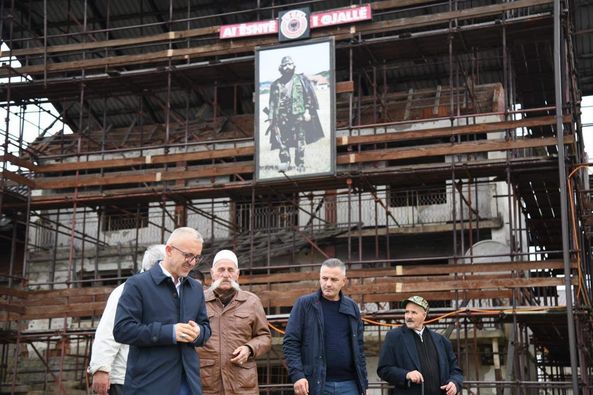 Humanisti Halil Kastrati viziton Prekazin, mirëpritet nga Baca Rifat dhe Bekim Jashari