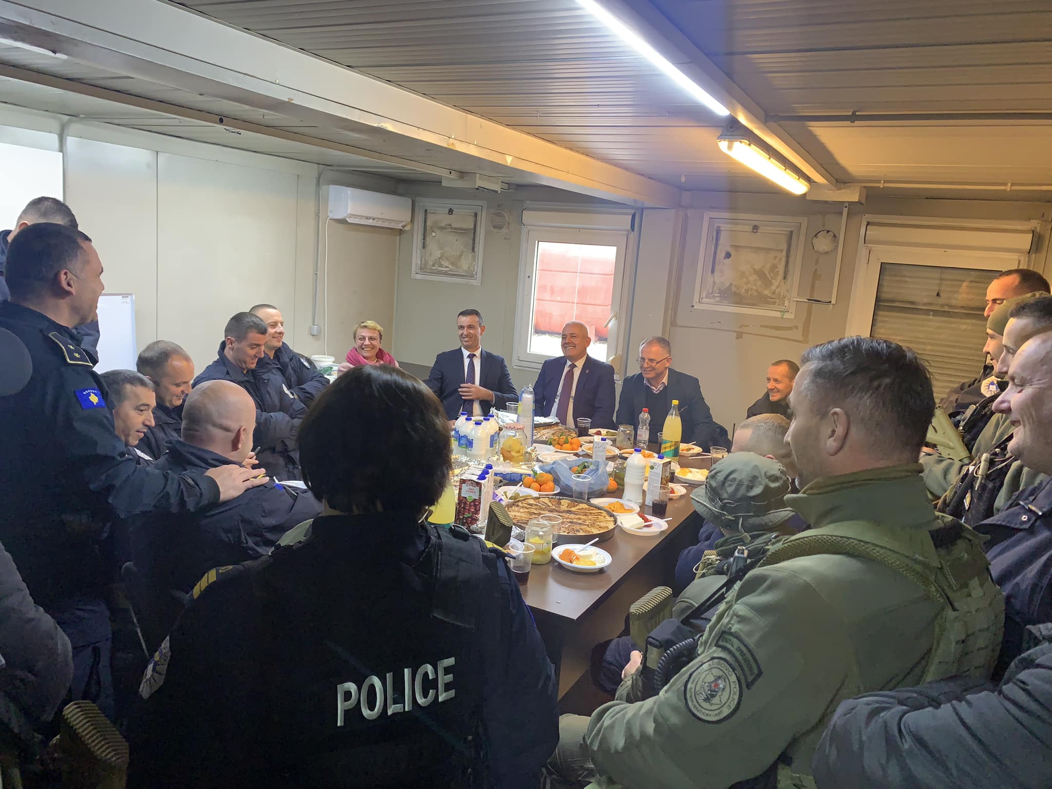 Ministri Sveçla e feston 28 Nëntorin me policët në veri