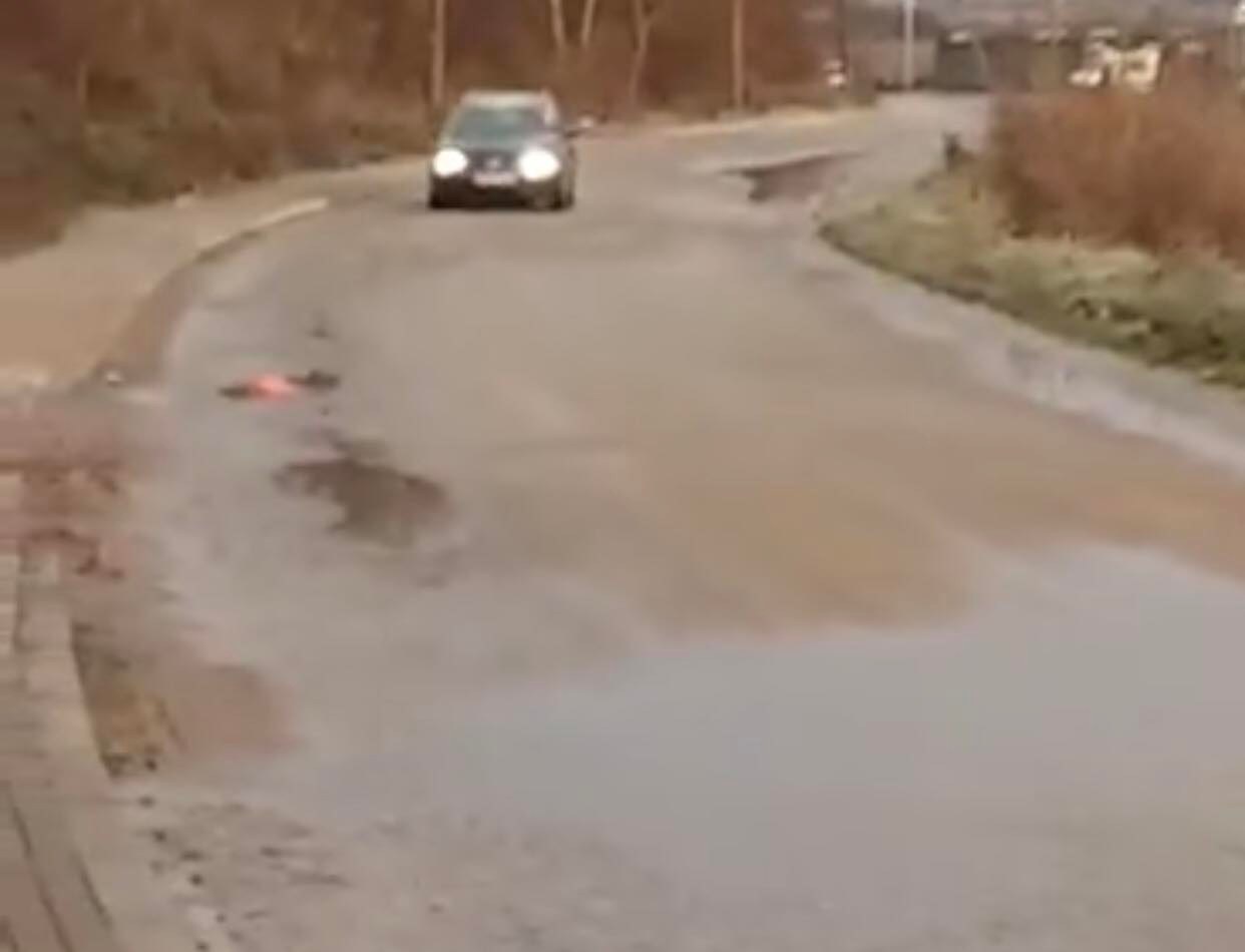 Tretoaret e ndërtuara mbi kanalet e ujit shkaktojnë telashe në Bellopojë/ Video