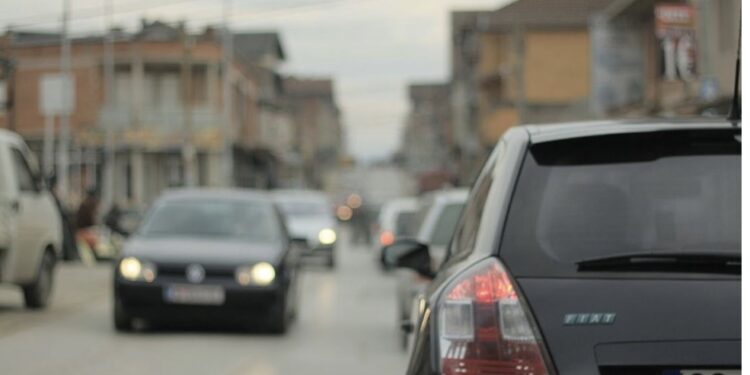 Afati ligjor për ndërrimin e gomave të verës me ato të dimrit në Kosovë po afrohet, gjobat shkojnë deri në 40 euro