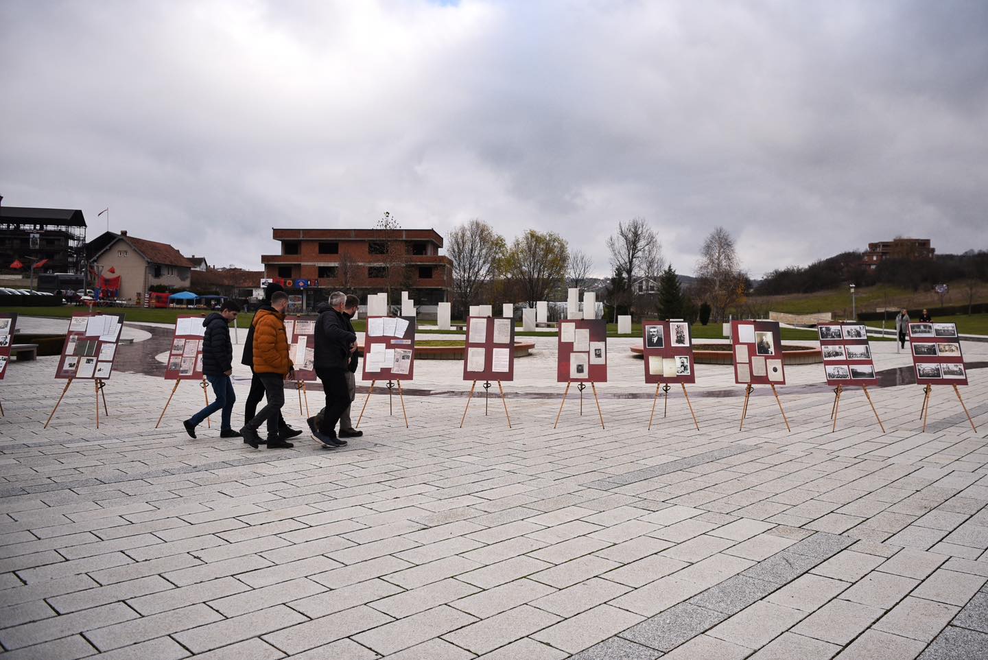 Në kompleksin “Adem Jashari” hapet ekspozita “Të ndarë por të pashkëputur”