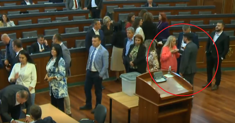 Deputetja e LVV-së paralajmëron ndjekësit: “Sonte kismet ju rahatoj”