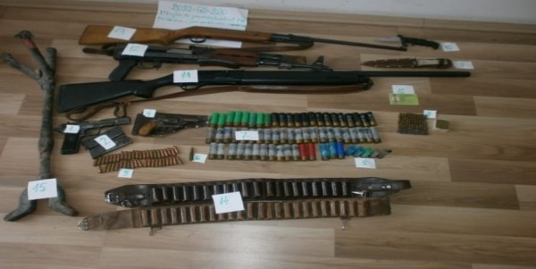 ​Policia në Zaplluzhë sekuestron 5 armë dhe një sasi municioni