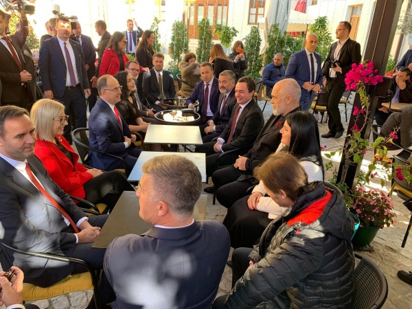 Liderët shqiptarë bashkë në kafe