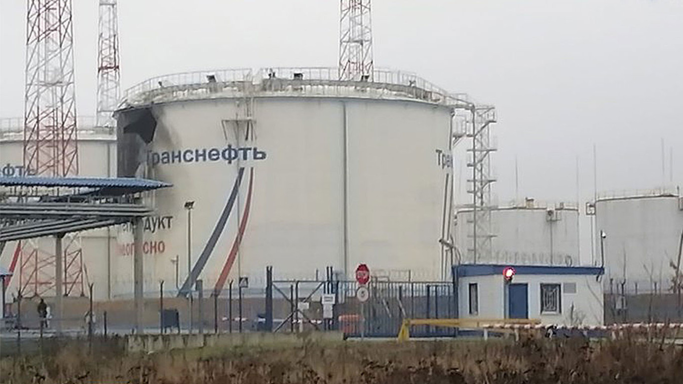 Ukraina bombardon brenda territorit rus, shkatërron depozitat e naftës 300 km nga Moska