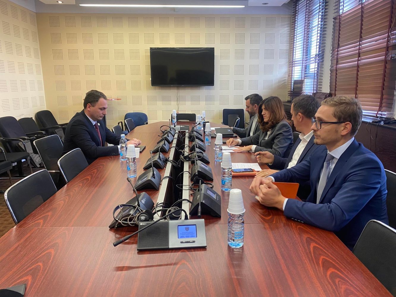 Gjendja në veri, drejtori i AKI-së raporton në Komision me dyer të mbyllura