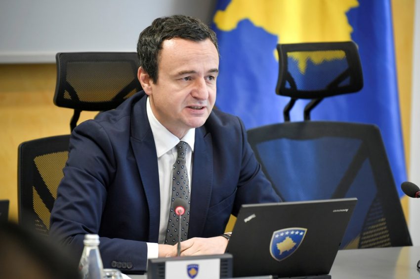 Kurti: Unë i kam kërkuar Borrellit ta dënojë djegien e veturave në veri