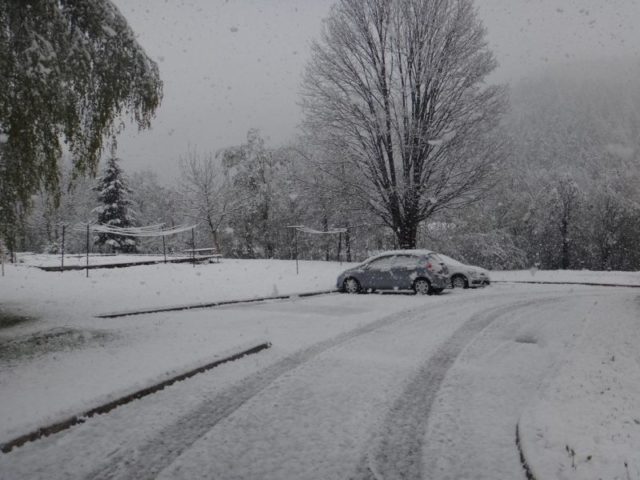 Vazhdon mot me shi, në fundjavë reshjet e para të borës
