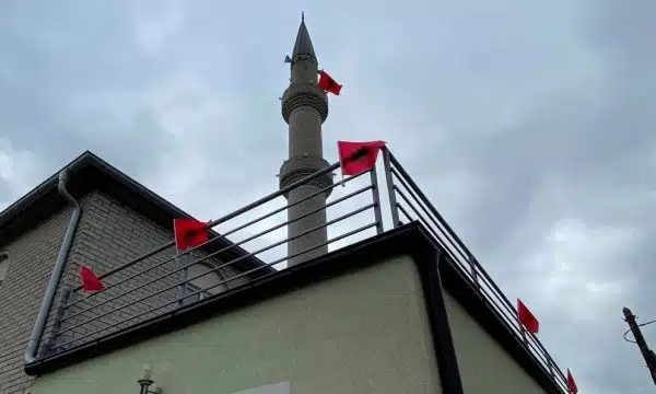 Imamit të Bellopojës i kërkohet heqja e flamujve nga xhamia: Shqiponja aty po konsiderohet si haram