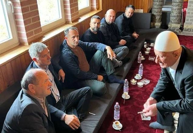 Bashkëpunëtorët e afërt të Thaçit vizitojnë babanë e tij, në dyvjetorin e arrestimit