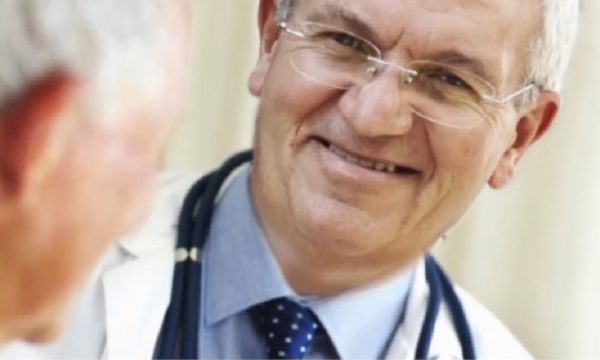 Pacienti vret kardiologun në zyrën e tij