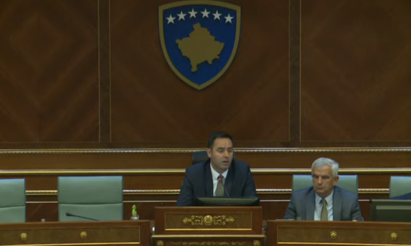 Konjufca ‘qorton’ deputetet e Vetëvendosjes: Uluni dhe mos bëni zhurmë