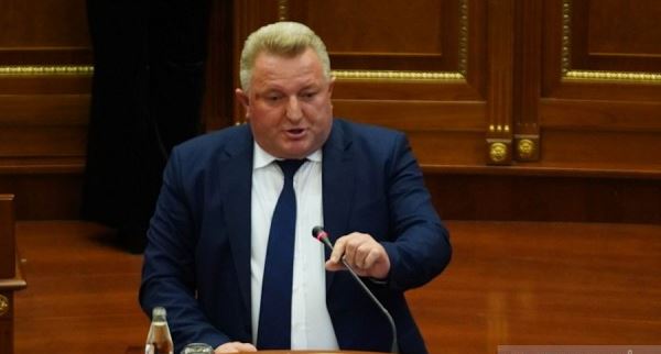 Berisha-Kurtit: Propaganda iu ka shërbyer liderëve komunistë, por ti nuk e ki atë fat