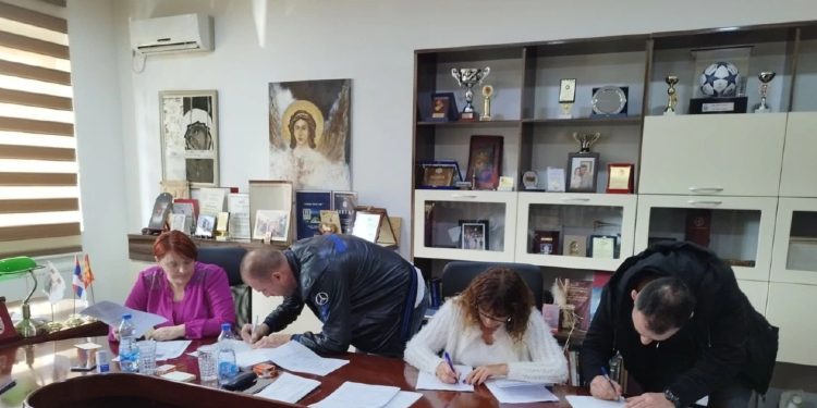 Serbia lidh kontrata me serbët që kanë dhënë dorëheqje nga institucionet e Kosovës