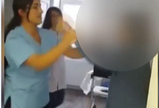 Pamje të reja, kur një infermiere tjetër i dhuronte dashuri plakës që u keqtrajtua dje në Pejë