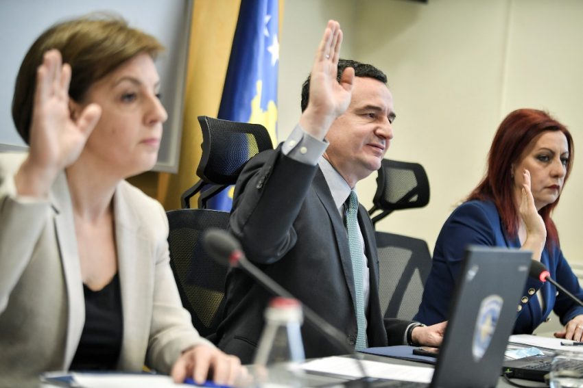 Kurti mbledh Qeverinë, në rend të ditës edhe Projektligji për Pagat dhe ai për Zyrtarët Publik