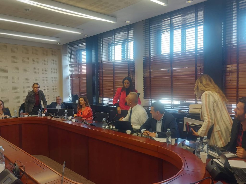 Qalaj e quan deputeten Sadiku “papagall”, deputetët e VV-së lëshojnë sallën