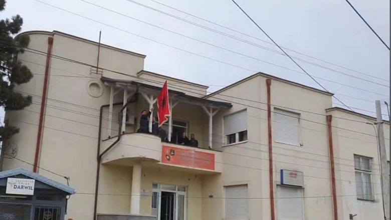 Pavarësisht ndalimit me ligj nga Serbia| Mustafi valëvit flamurin kuq e zi në Preshevë: Përgjithmonë do të valojë në Luginë