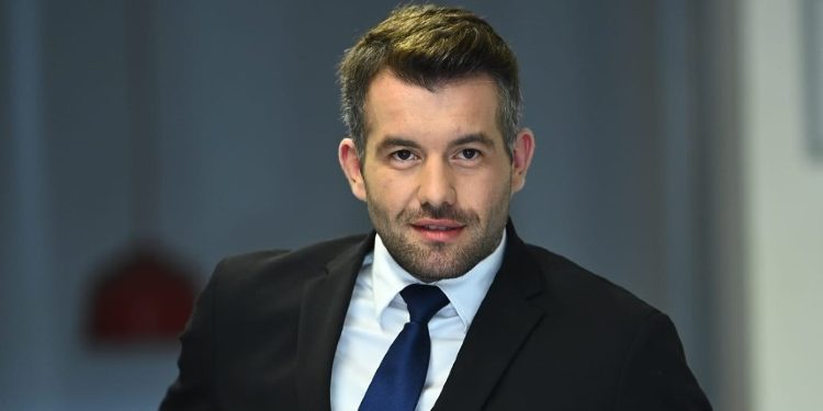 Rron Gjinovci: Është detyrë e kryeministrit t`i mbrojë interesat e vendit