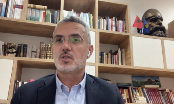 Dugolli e quan Rron Gjinovcin rrugaç: Student i dështuar, ka bërë 10 vjet për ta kryer fakultetin