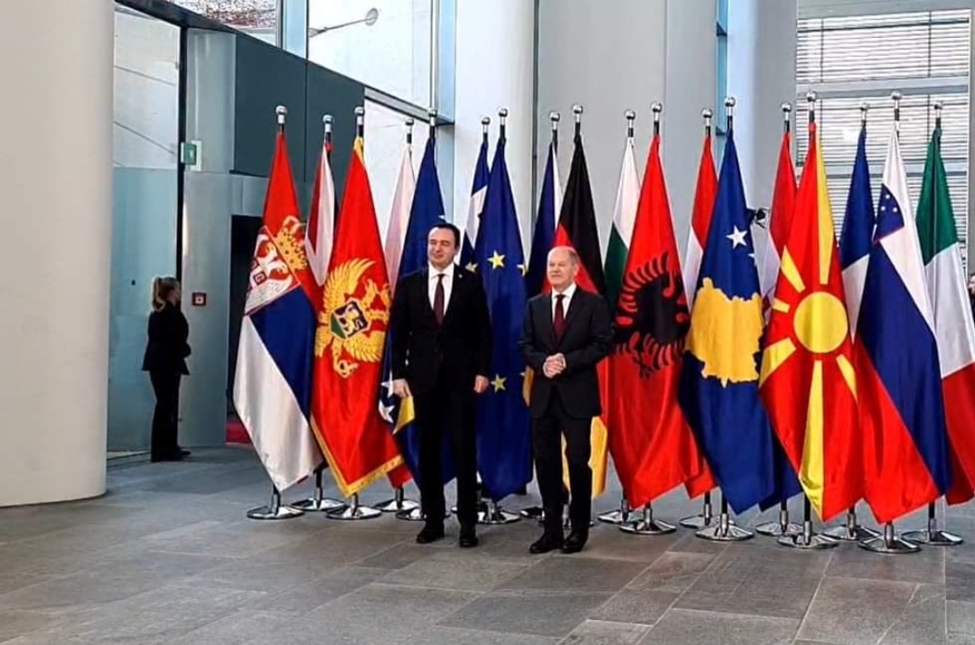 Kurti arrin në Samitin e Berlinit, pritet nga kancelari Scholz