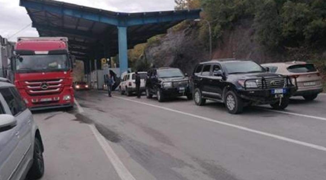 Policët serbë largohen edhe nga pikat kufitare në Jarinje dhe Bërnjak