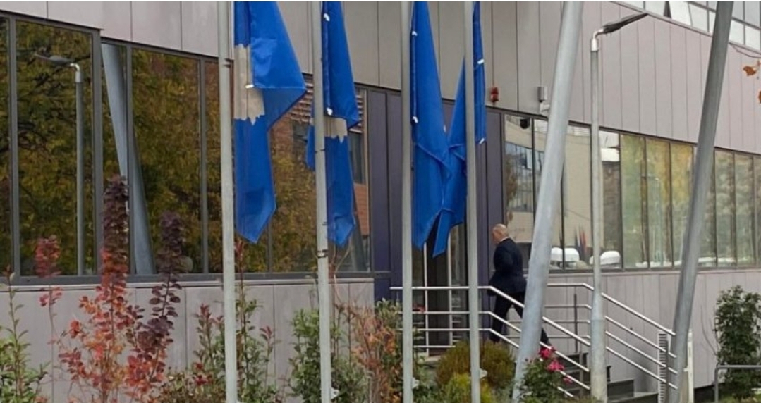 Takimi i Kurtit me opozitën, Veton Surroi shihet duke hyrë në Qeveri