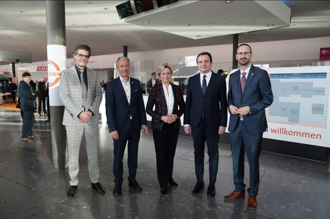 Kurti fton kompanitë gjermane ta vizitojnë Kosovën