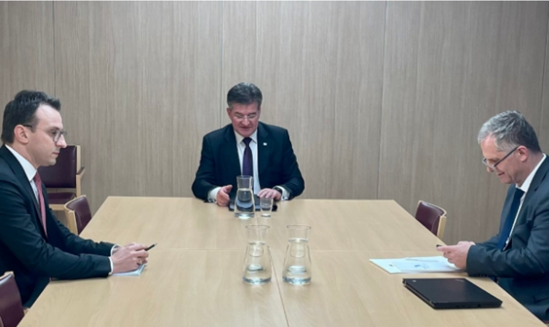 Pas dy orë bisedimesh, Bislimi dhe Petkoviq shkojnë në pauzë