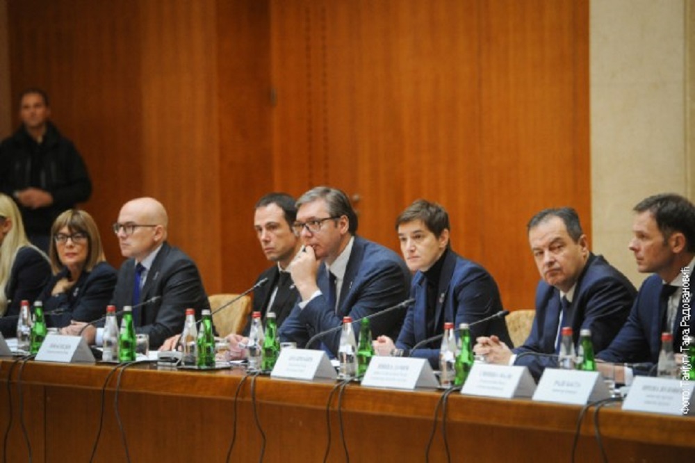 Nis mbledhja urgjente e Qeverisë serbe për zhvillimet në veri, aty është edhe Vuçiq